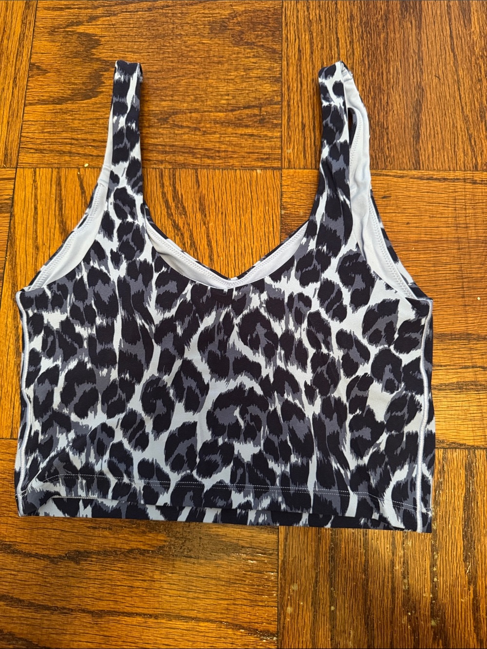 Leopard Print Scoop Neck Athletic Crop Top - Black & White - Picture 3 of 4